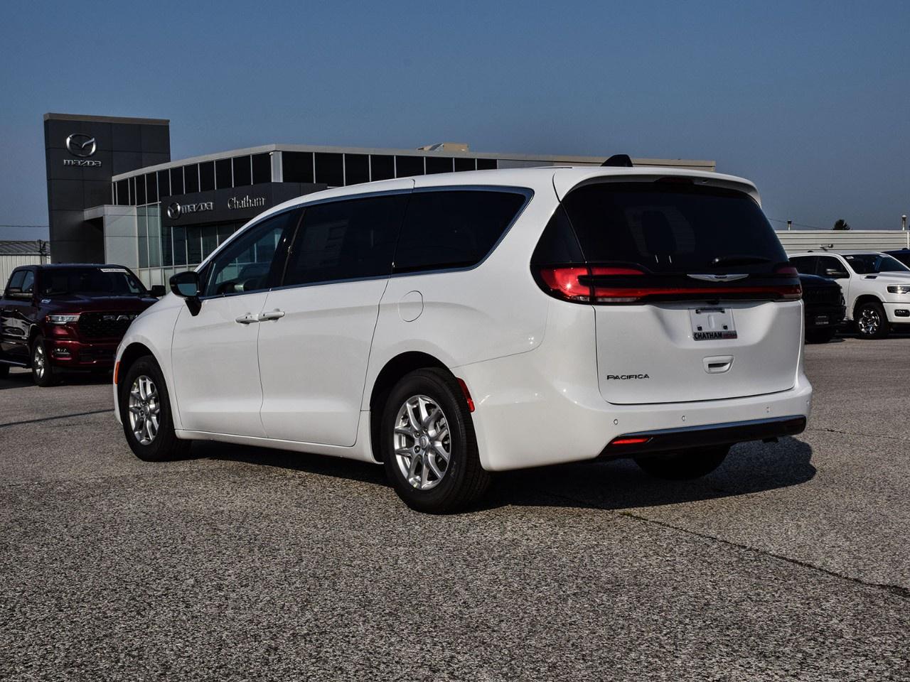 2026 Chrysler Pacifica Select FWD Photo