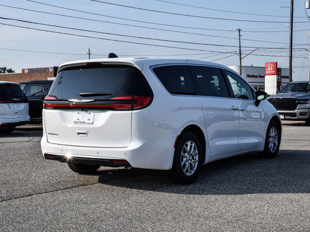 2026 Chrysler Pacifica Select FWD Photo3