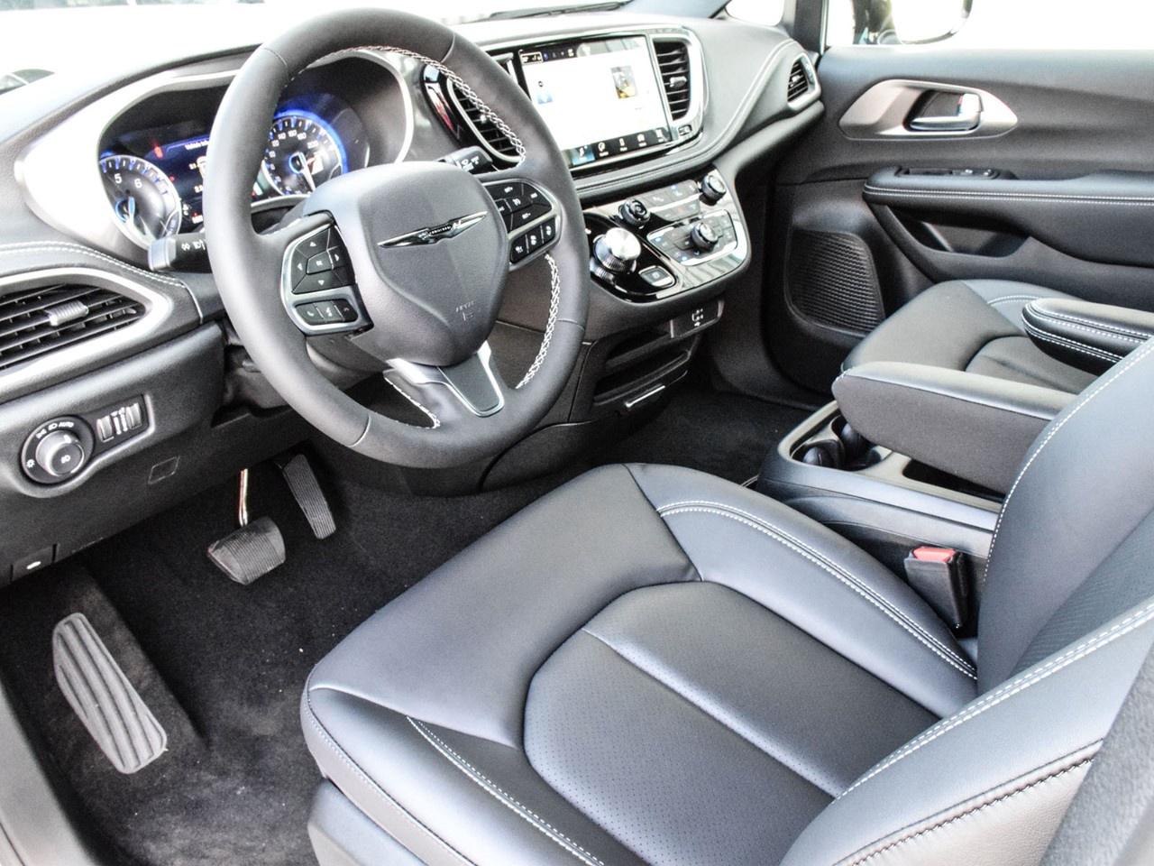 2026 Chrysler Pacifica Select FWD Photo