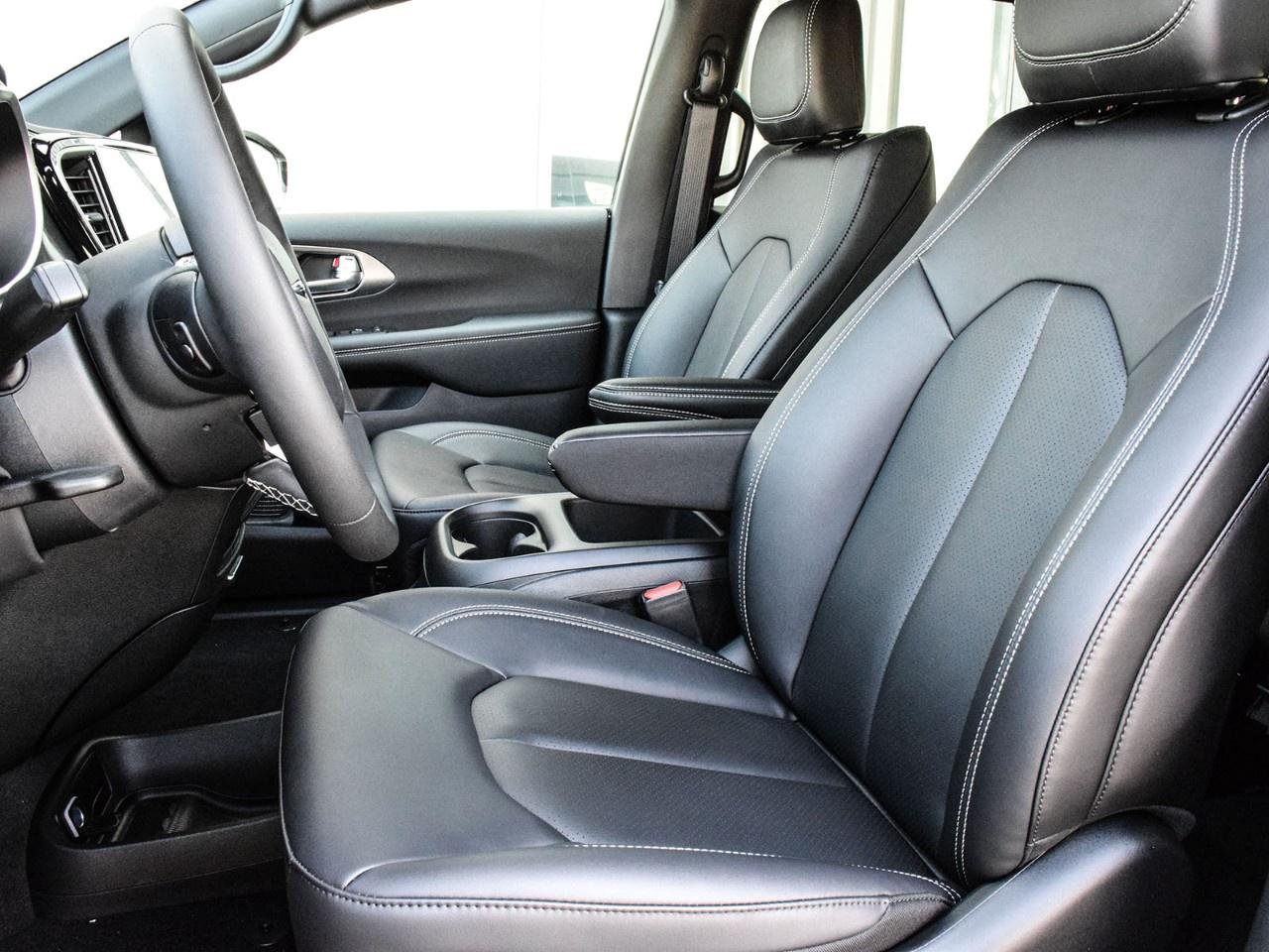 2026 Chrysler Pacifica Select FWD Photo