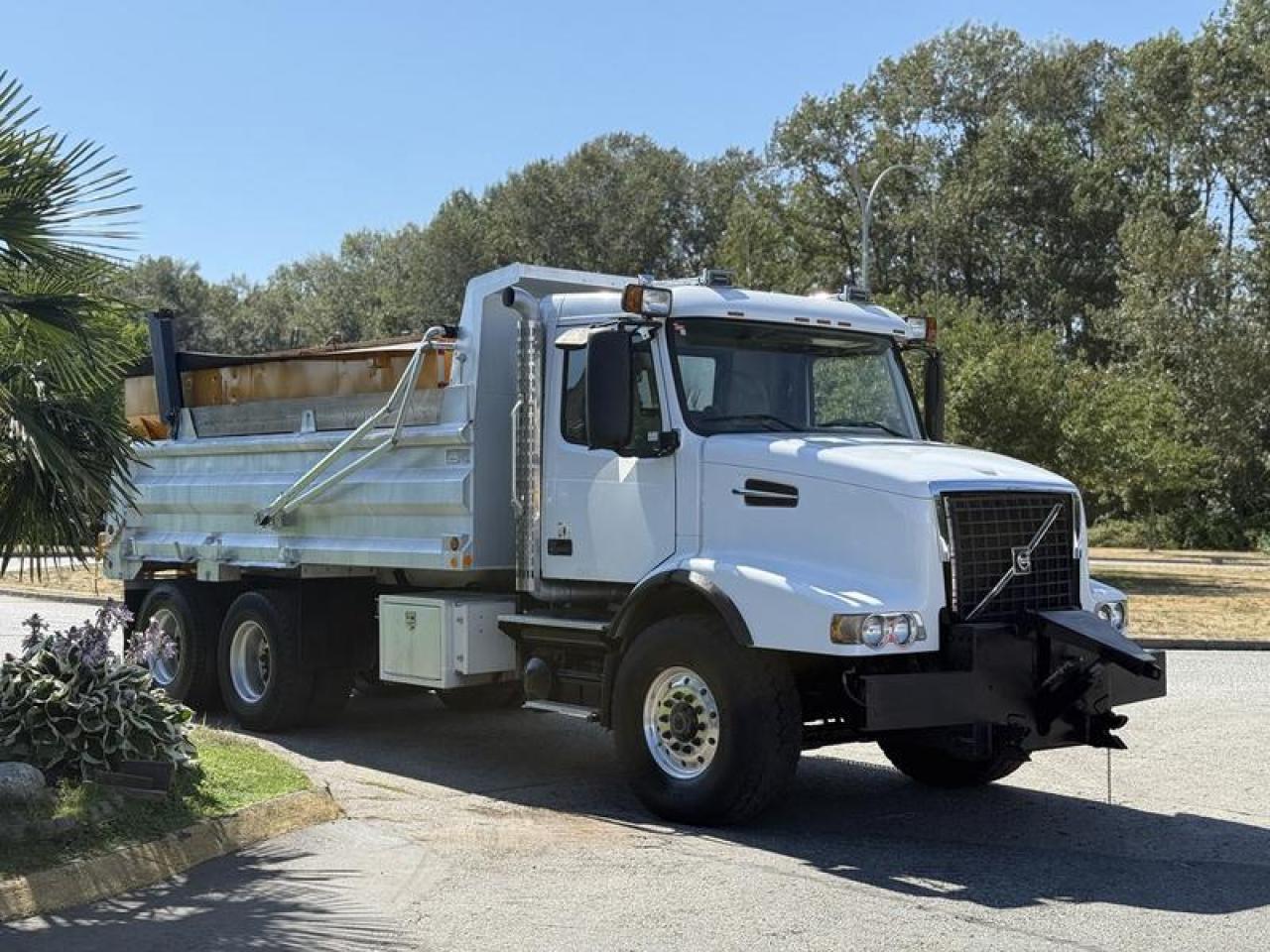 Used 2005 Volvo VND 18-Speed Diesel Dump Truck with Sander for sale in Burnaby, BC