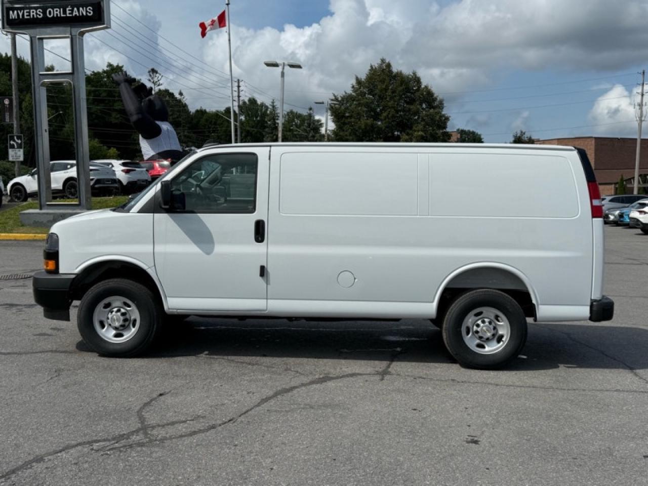 2025 Chevrolet Express Cargo Van 2500 135  - Audio System Photo