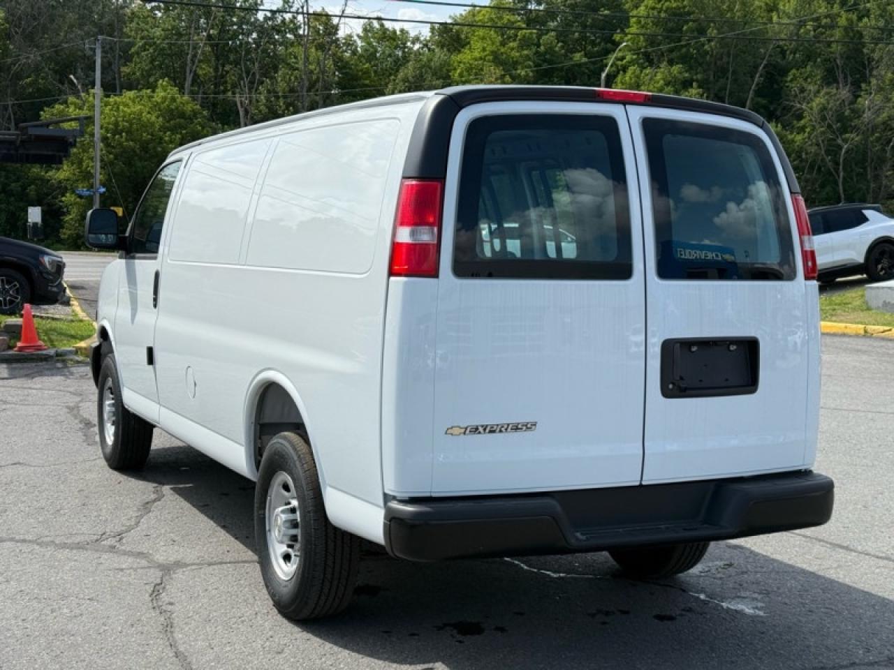 2025 Chevrolet Express Cargo Van 2500 135  - Audio System Photo2