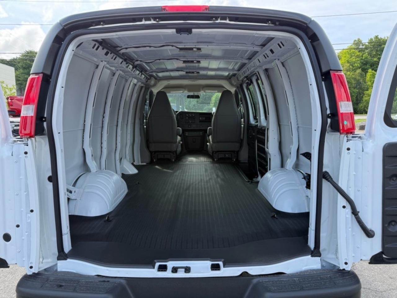 2025 Chevrolet Express Cargo Van 2500 135  - Audio System Photo