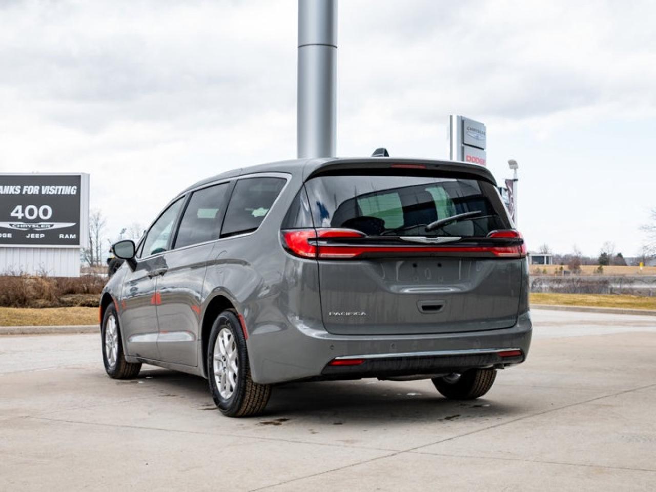 2025 Chrysler Pacifica Select Photo4