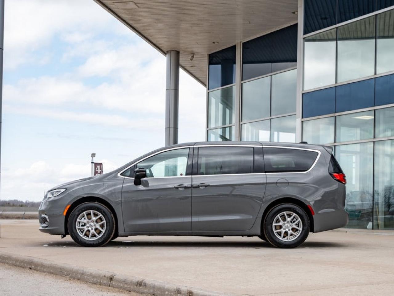 2025 Chrysler Pacifica Select Photo