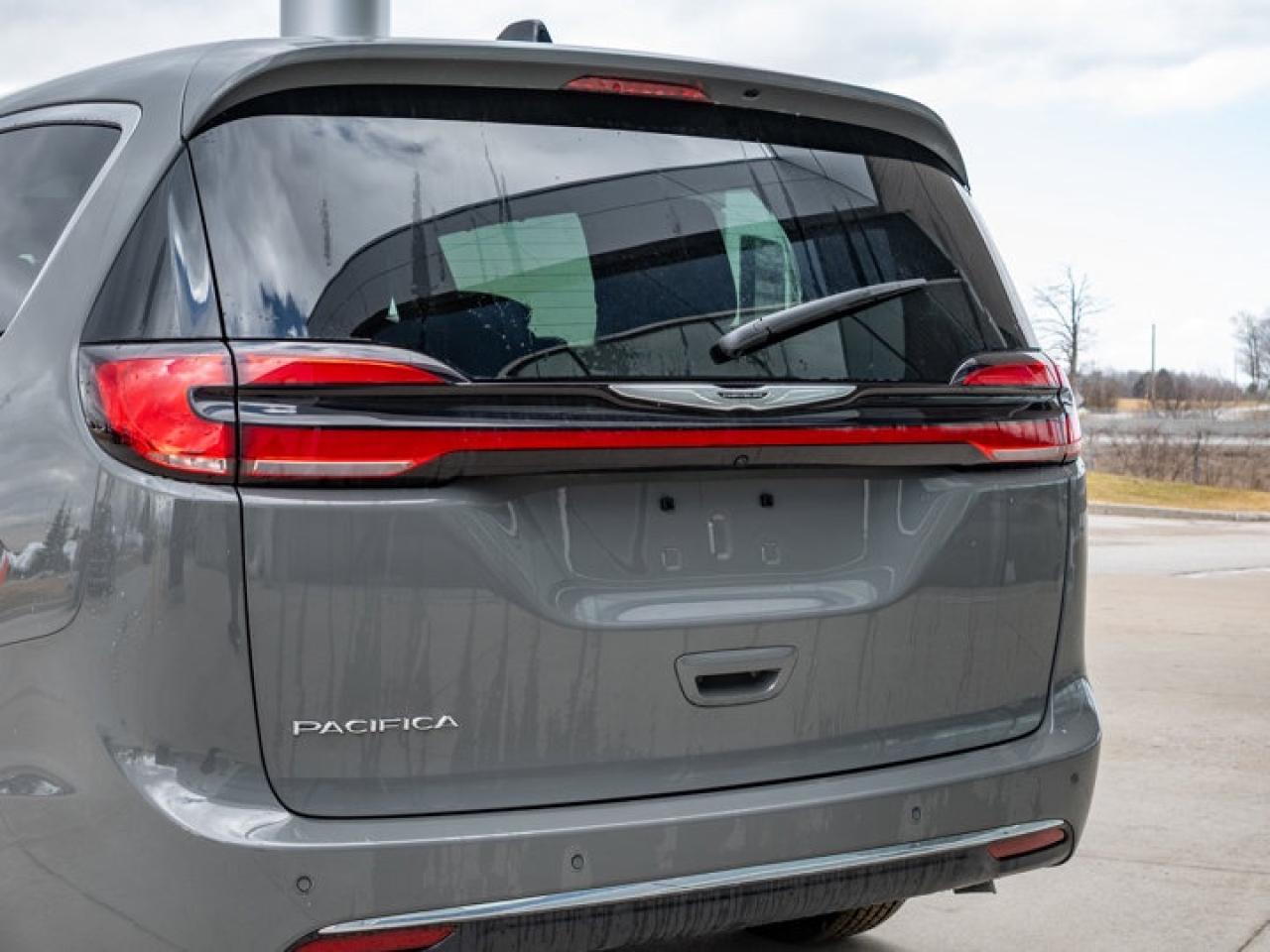 2025 Chrysler Pacifica Select Photo