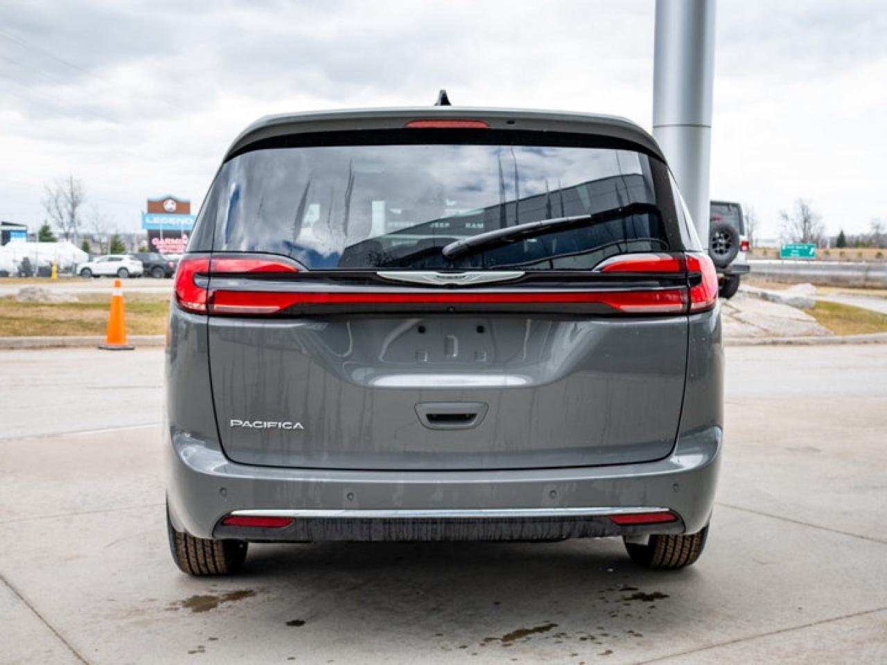 2025 Chrysler Pacifica Select Photo