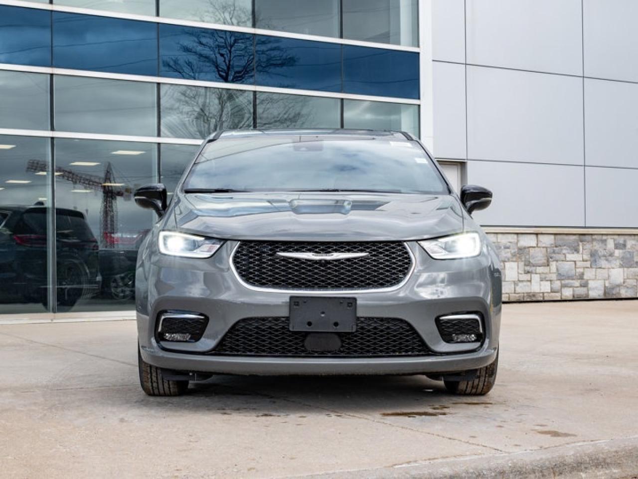 2025 Chrysler Pacifica Select Photo