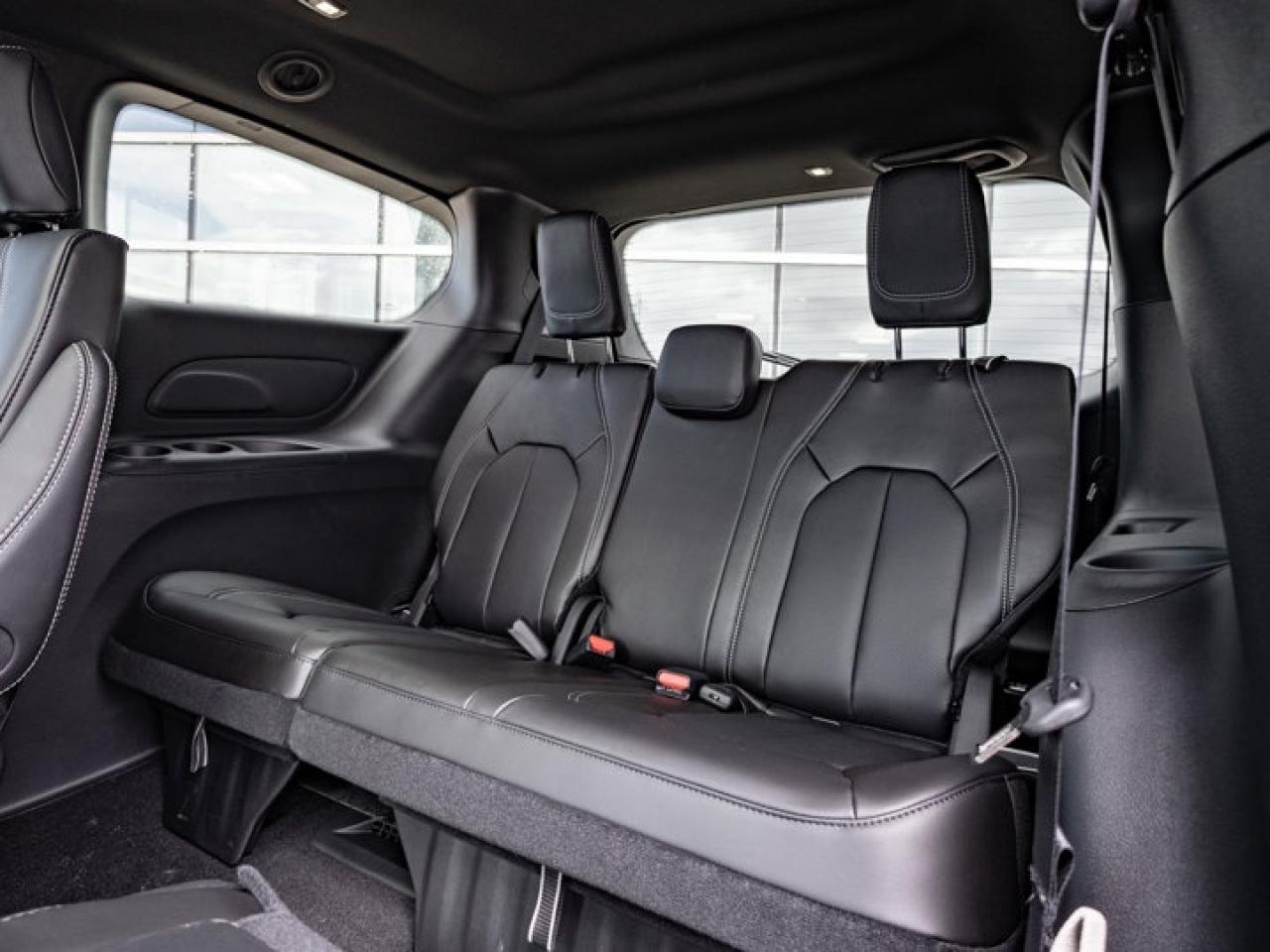 2025 Chrysler Pacifica Select Photo