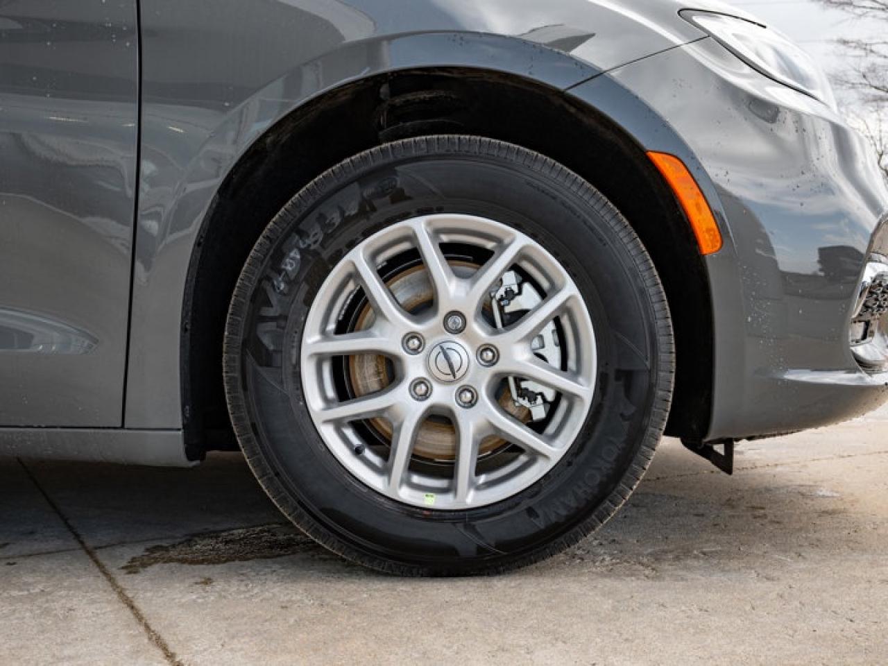 2025 Chrysler Pacifica Select Photo