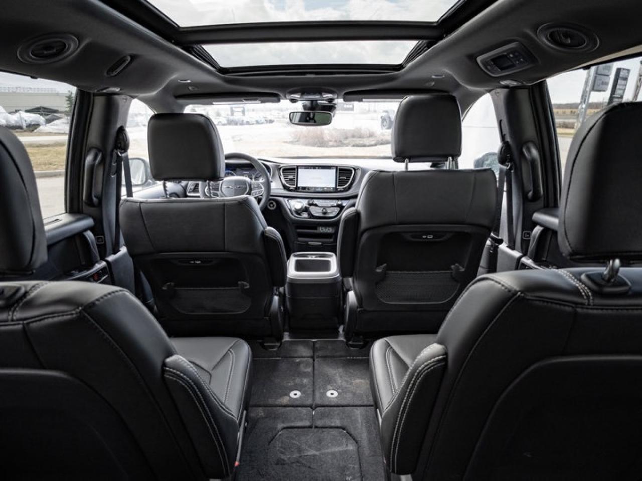 2025 Chrysler Pacifica Select Photo