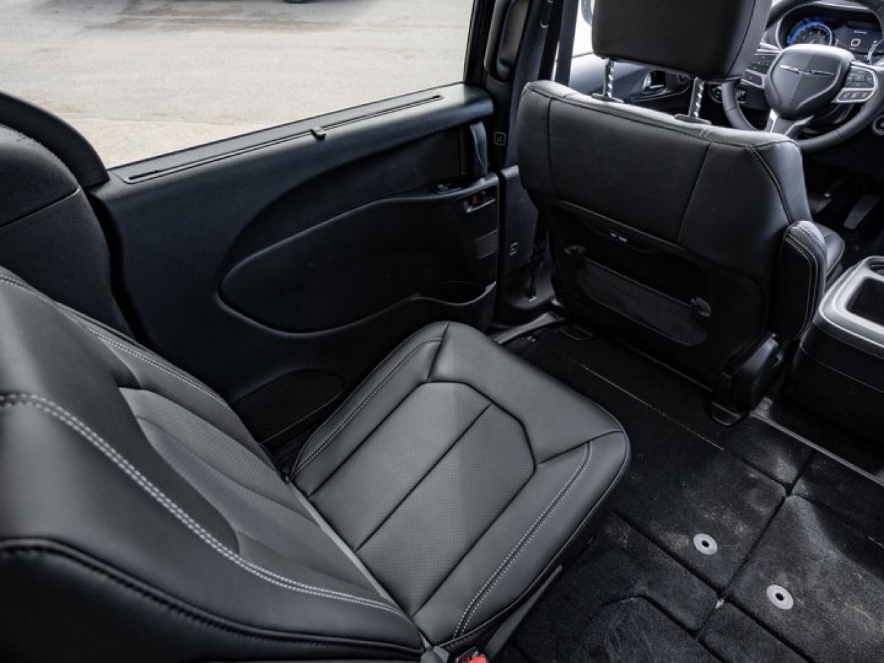 2025 Chrysler Pacifica Select Photo