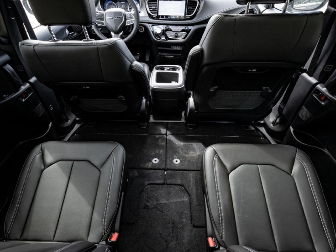 2025 Chrysler Pacifica Select Photo