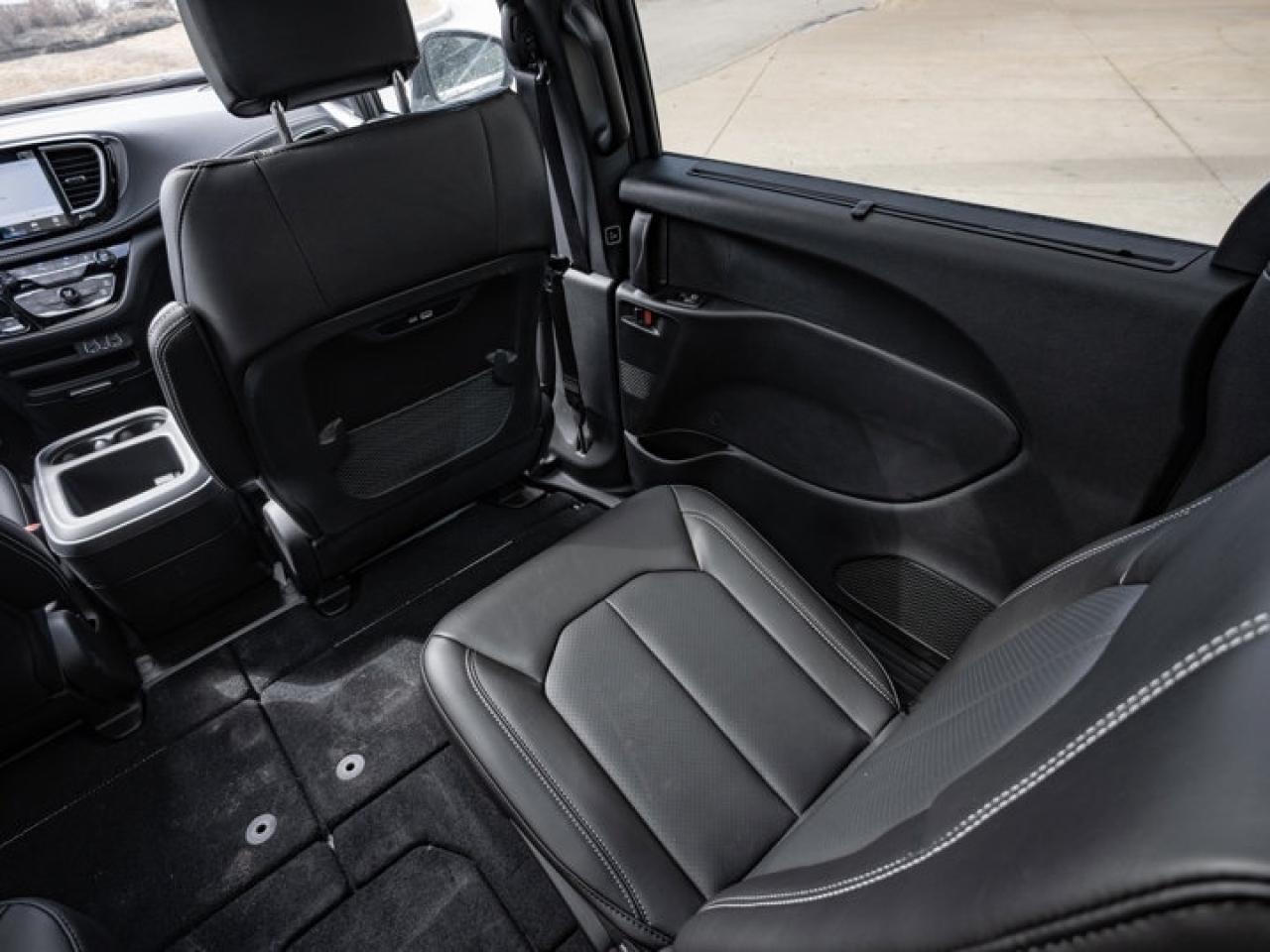 2025 Chrysler Pacifica Select Photo