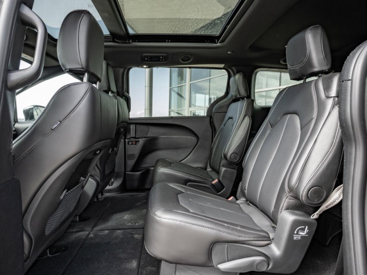 2025 Chrysler Pacifica Select Photo