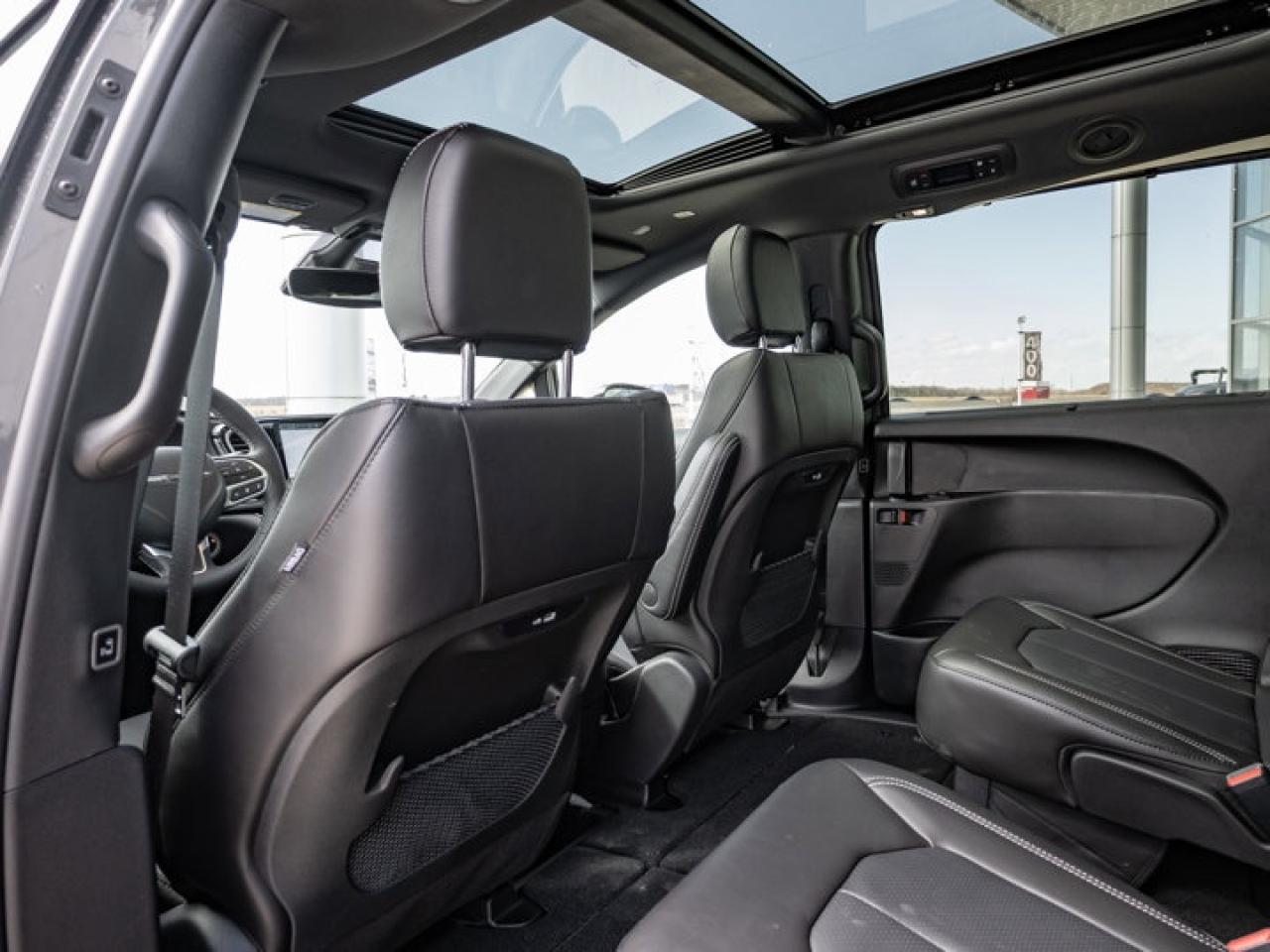 2025 Chrysler Pacifica Select Photo