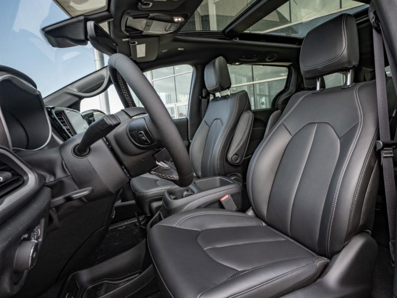 2025 Chrysler Pacifica Select Photo