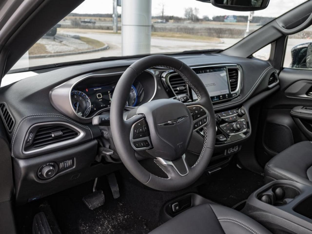 2025 Chrysler Pacifica Select Photo