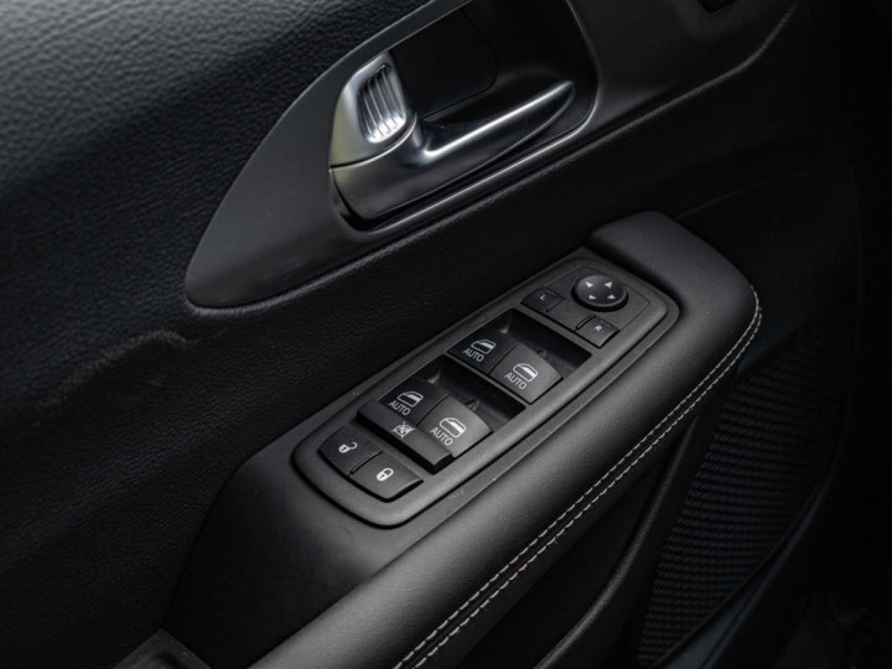 2025 Chrysler Pacifica Select Photo