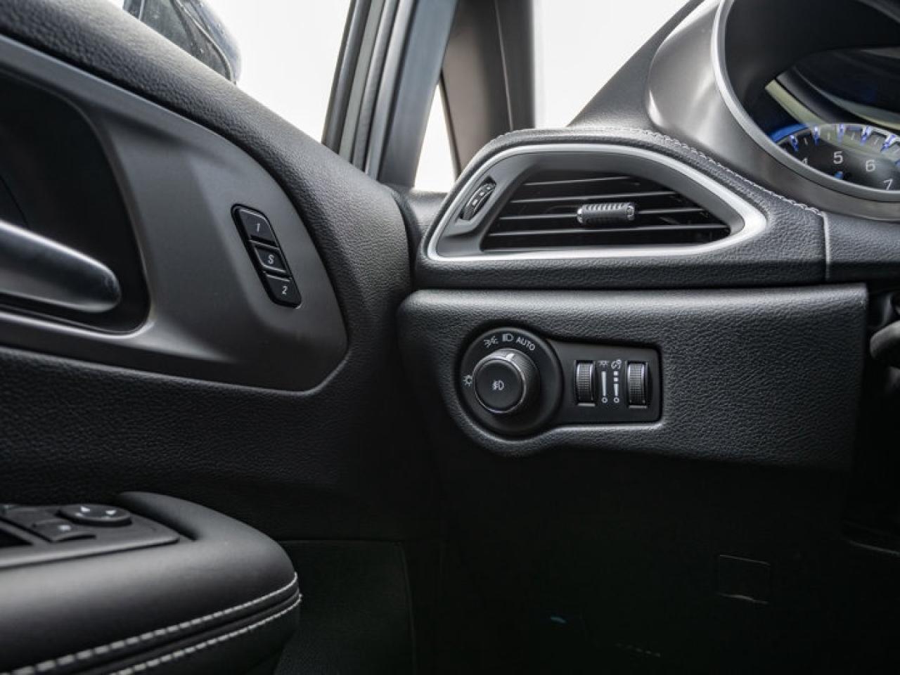 2025 Chrysler Pacifica Select Photo