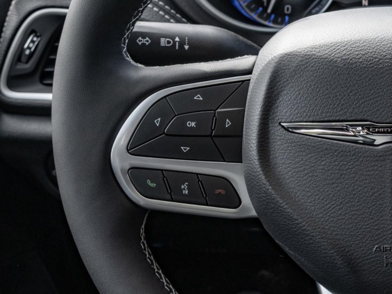 2025 Chrysler Pacifica Select Photo