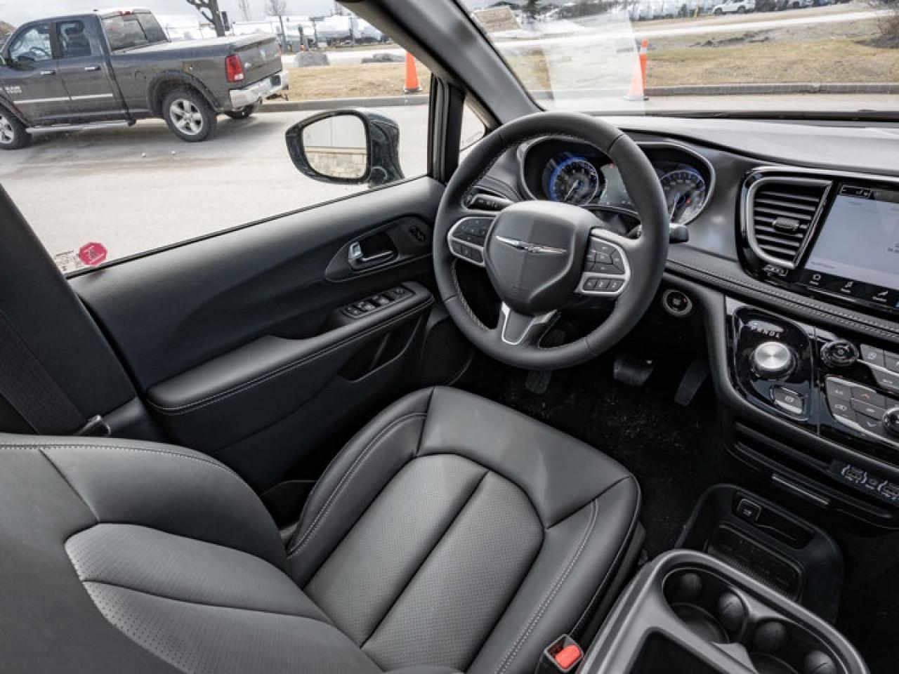 2025 Chrysler Pacifica Select Photo