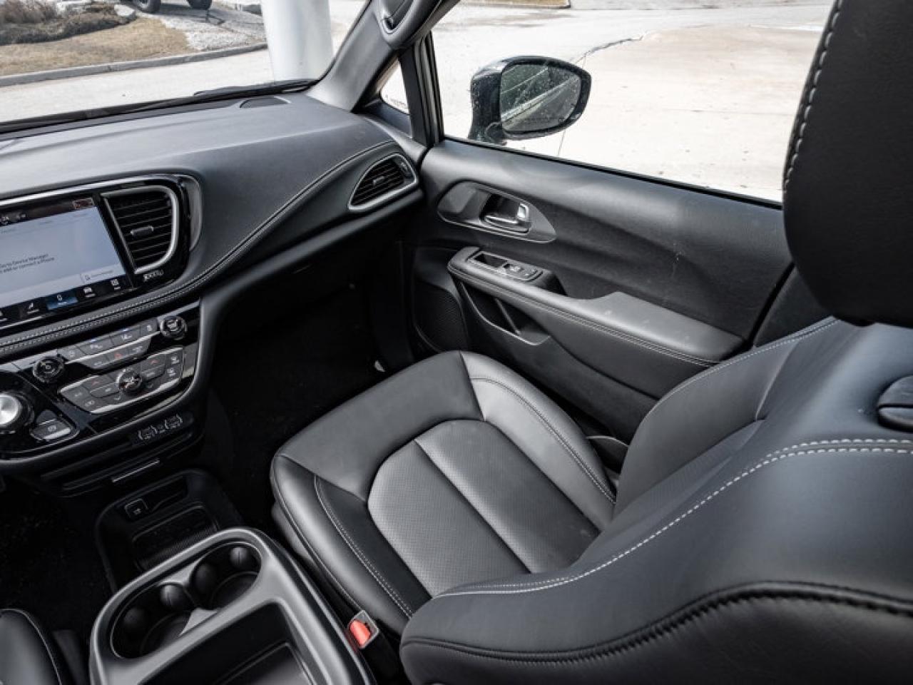 2025 Chrysler Pacifica Select Photo