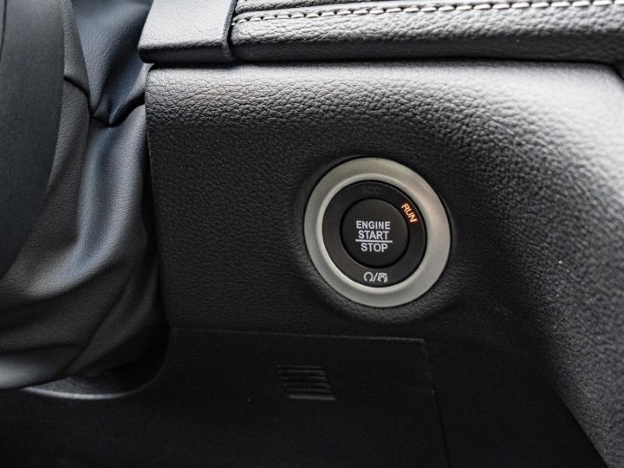 2025 Chrysler Pacifica Select Photo