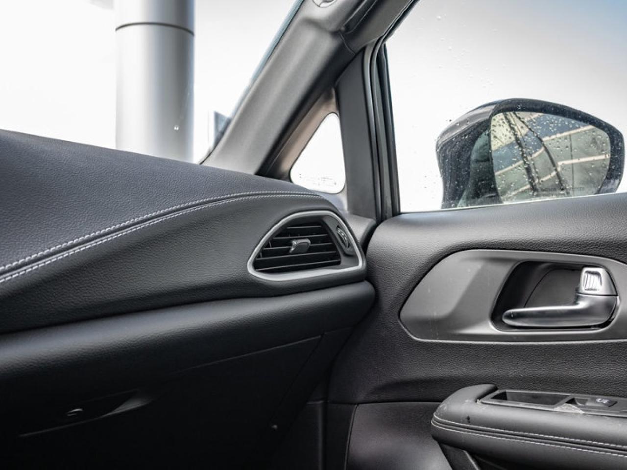 2025 Chrysler Pacifica Select Photo