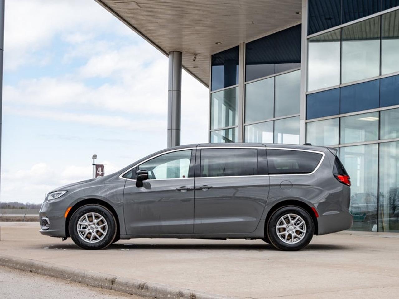2025 Chrysler Pacifica Select Photo