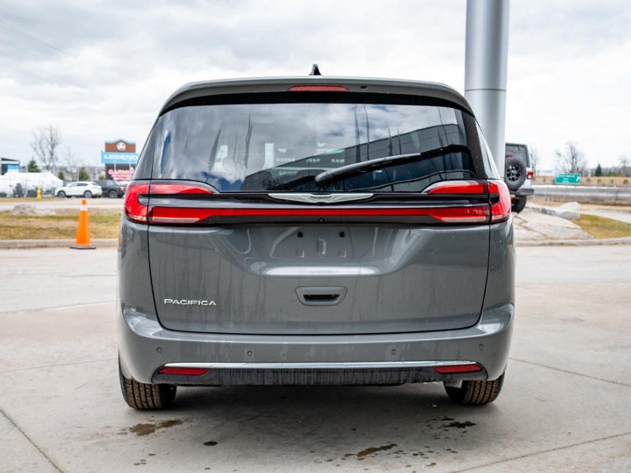 2025 Chrysler Pacifica Select Photo