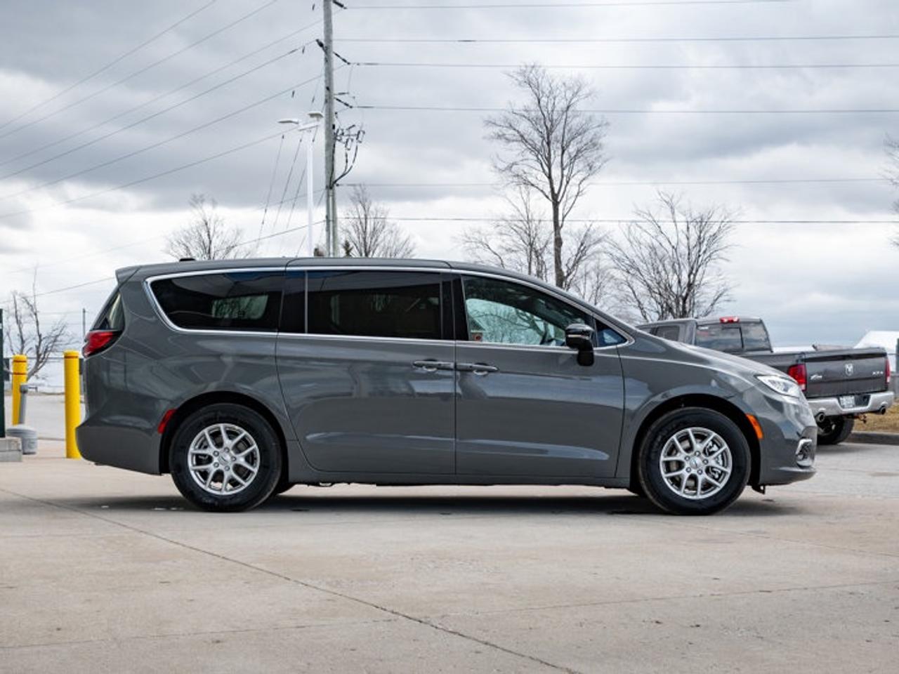 2025 Chrysler Pacifica Select Photo