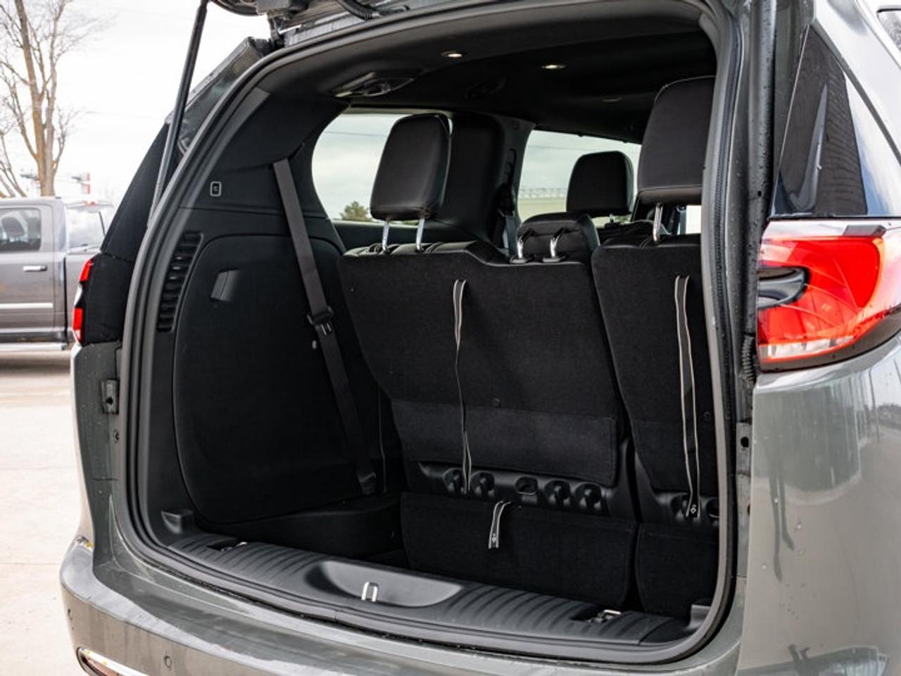 2025 Chrysler Pacifica Select Photo