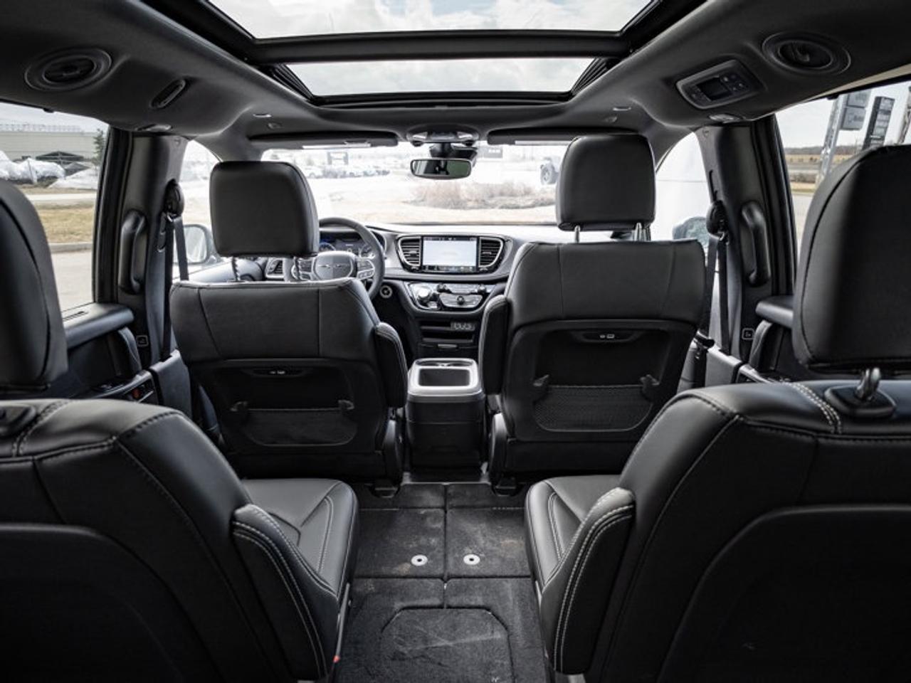 2025 Chrysler Pacifica Select Photo