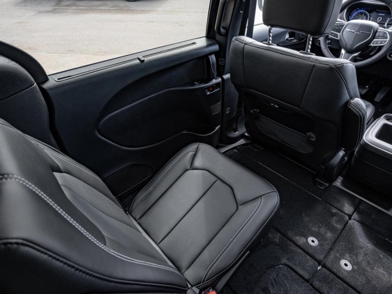 2025 Chrysler Pacifica Select Photo
