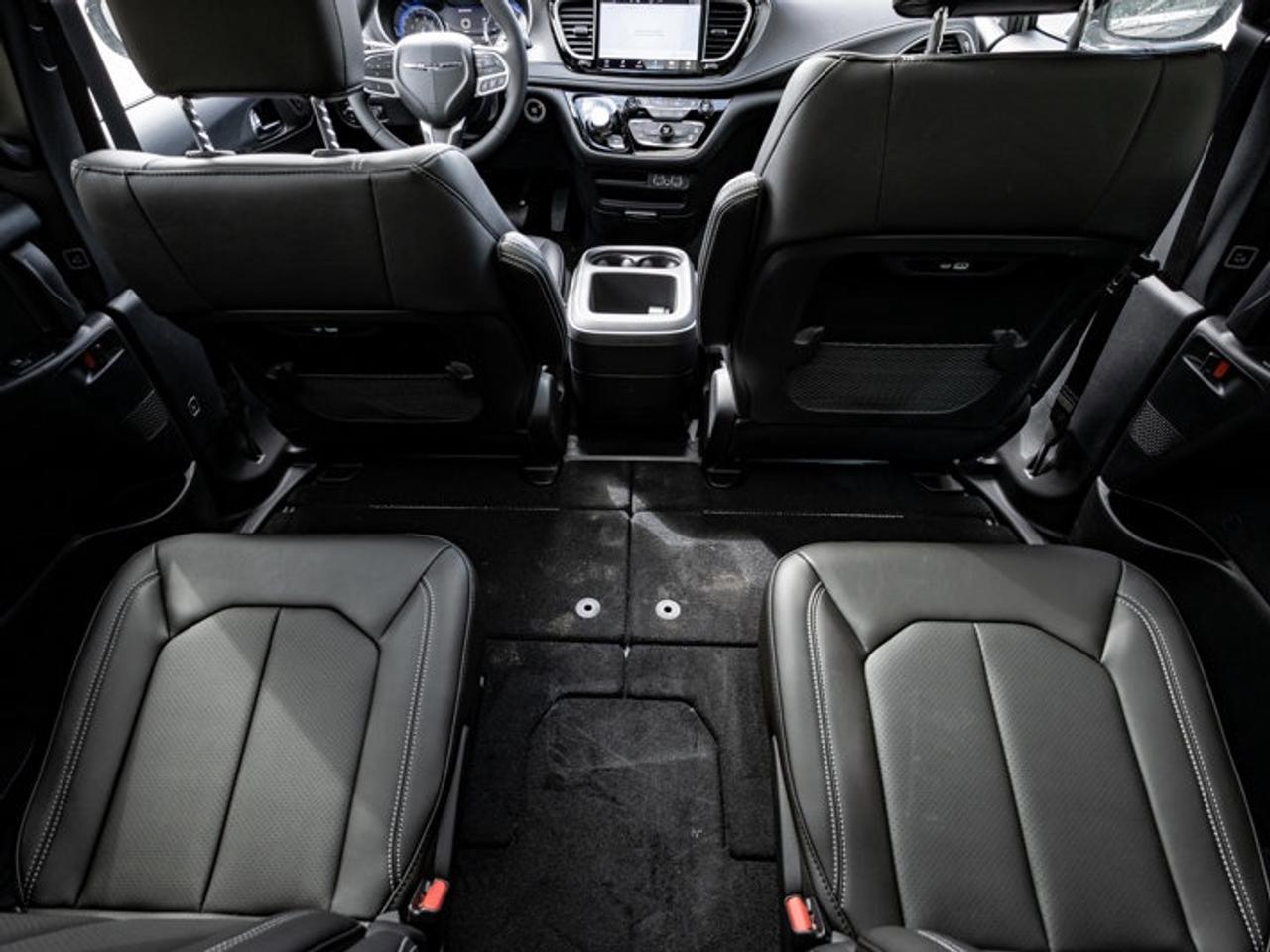 2025 Chrysler Pacifica Select Photo