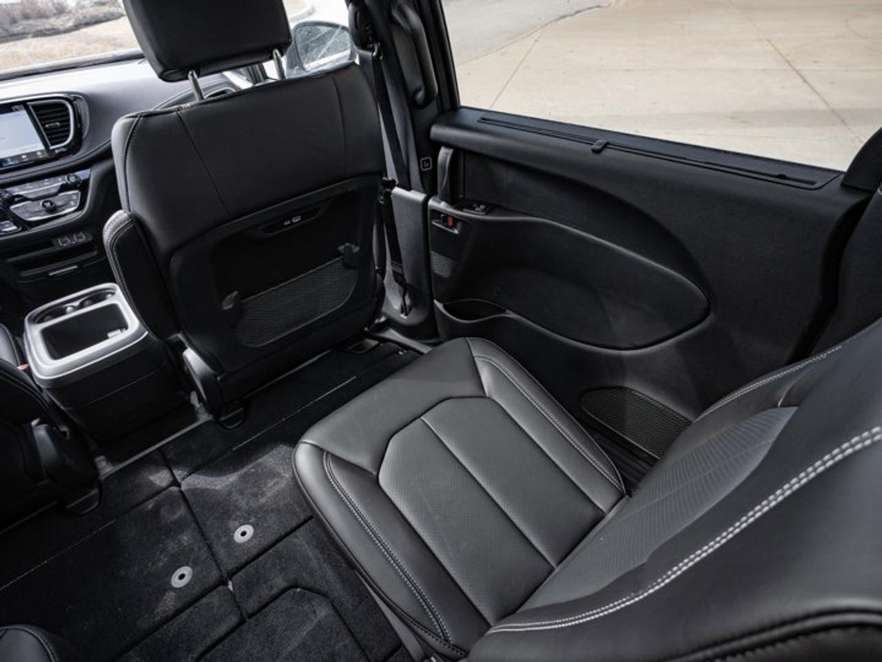 2025 Chrysler Pacifica Select Photo