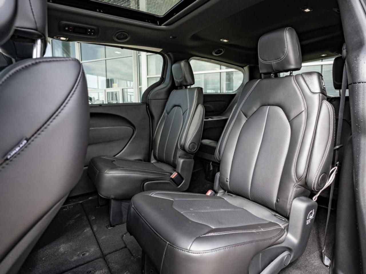 2025 Chrysler Pacifica Select Photo