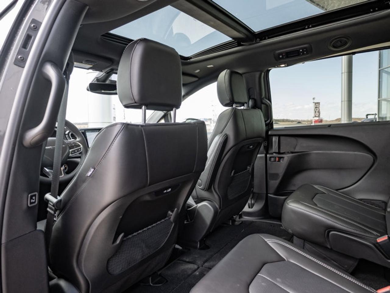 2025 Chrysler Pacifica Select Photo