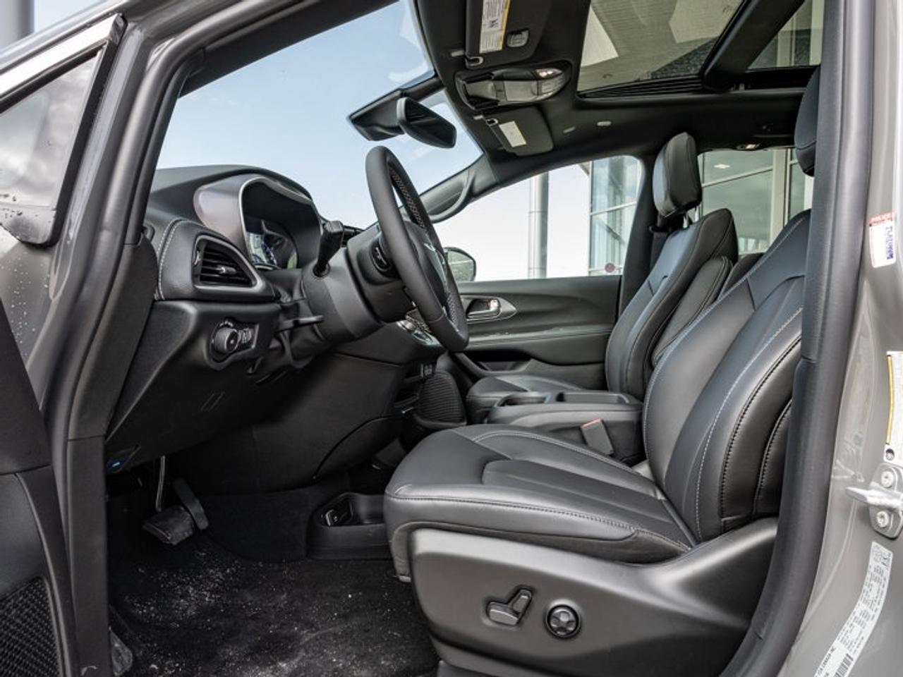 2025 Chrysler Pacifica Select Photo