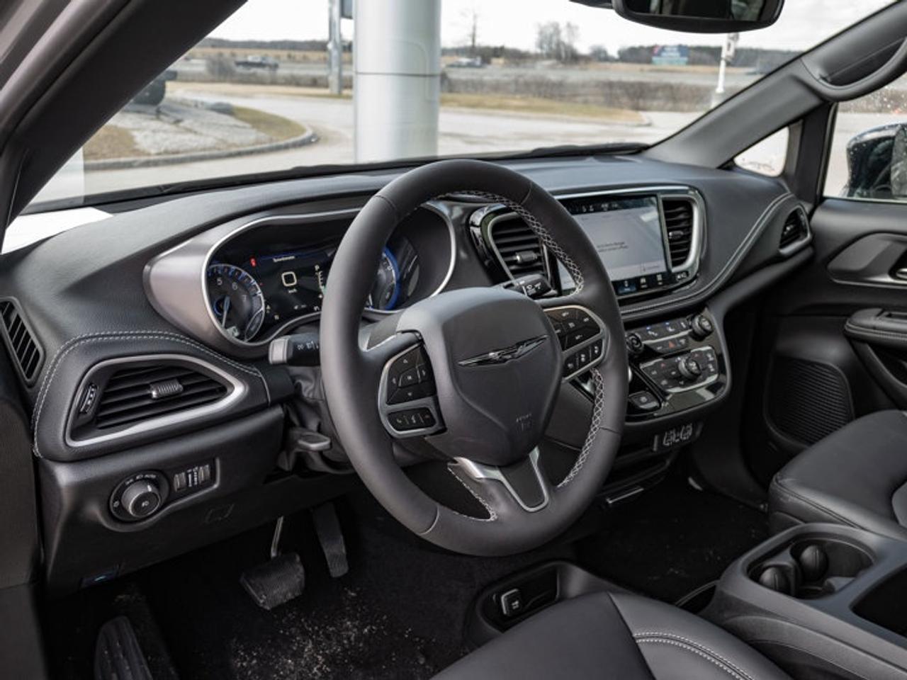 2025 Chrysler Pacifica Select Photo