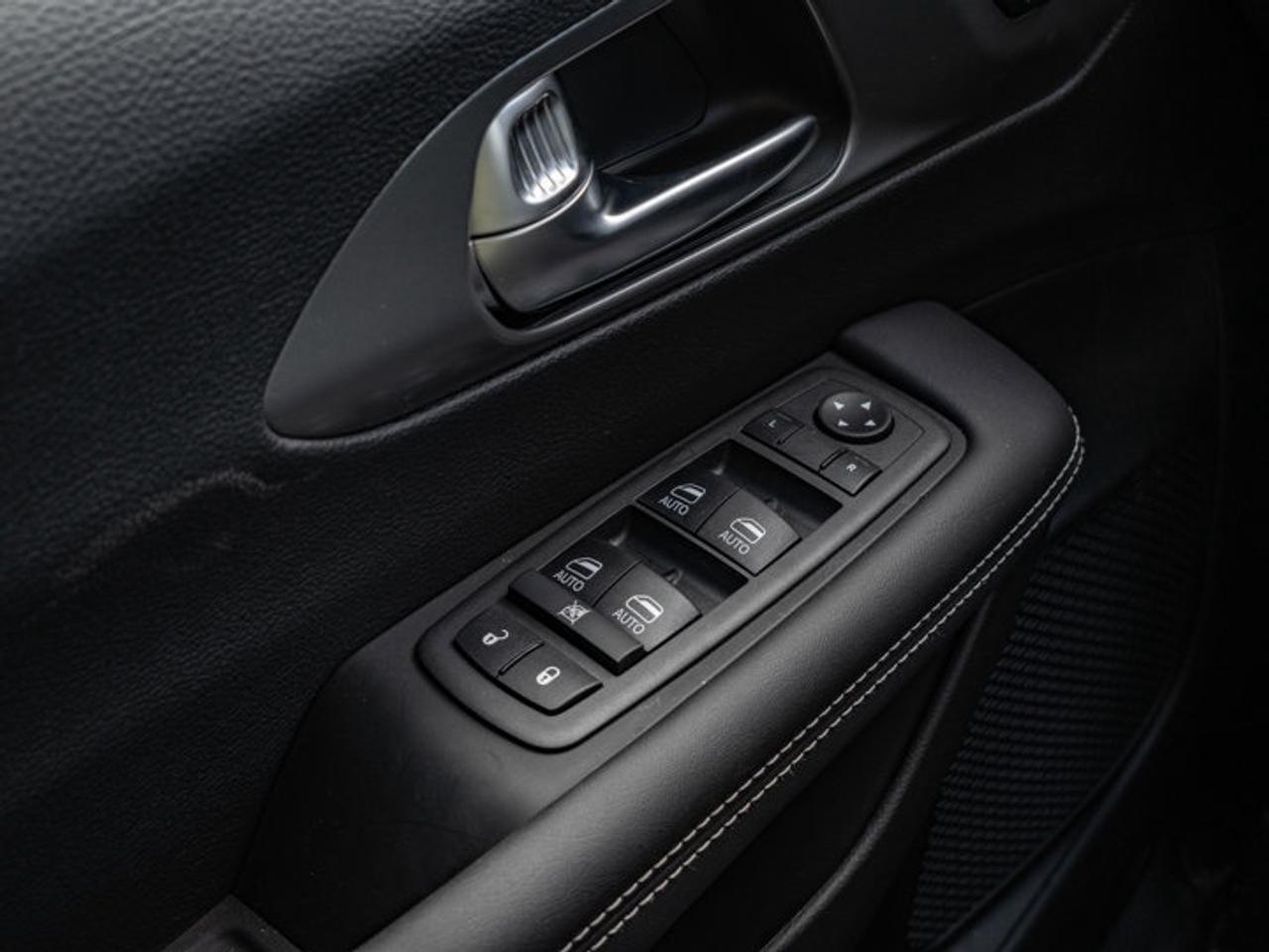 2025 Chrysler Pacifica Select Photo