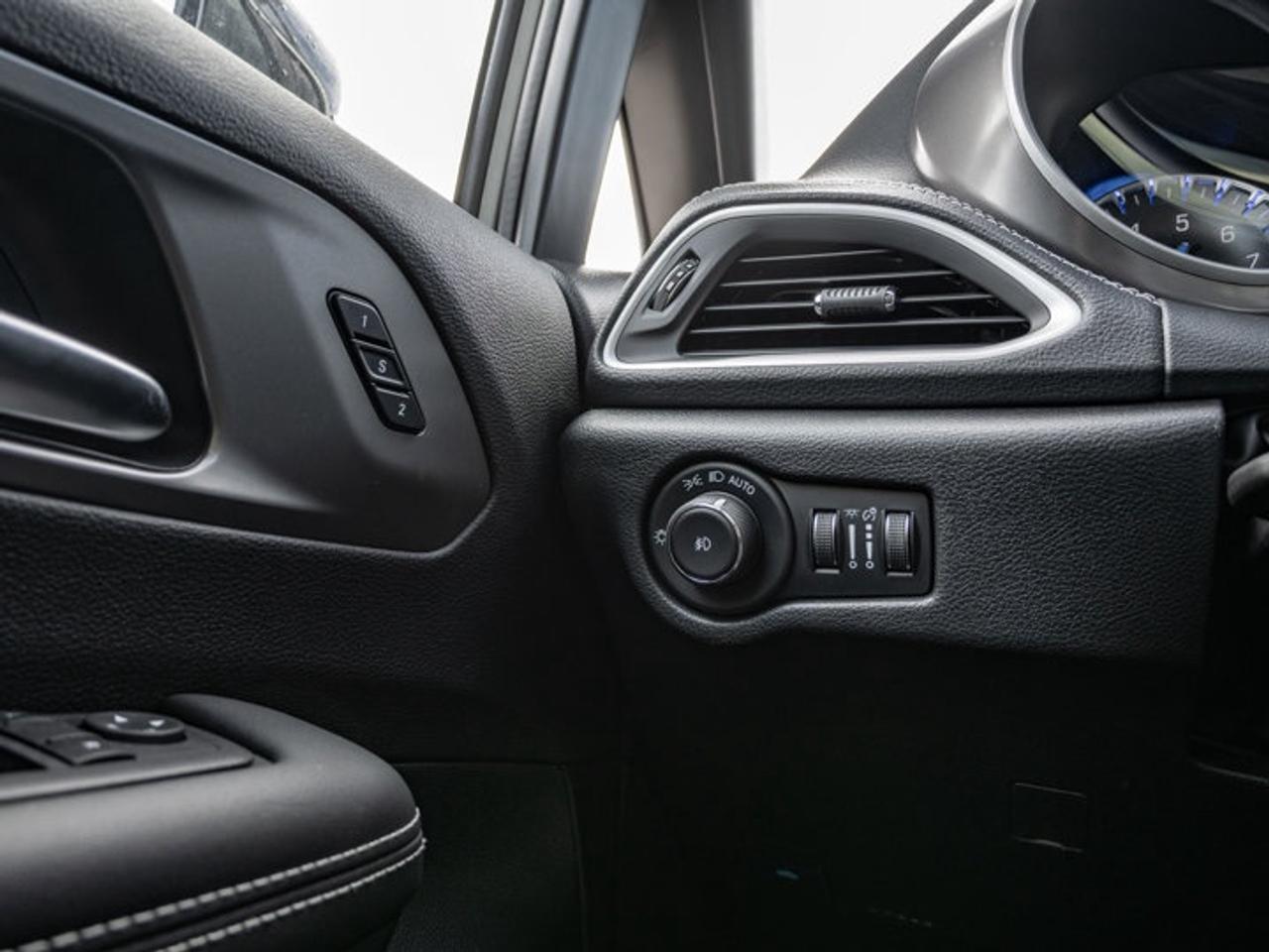 2025 Chrysler Pacifica Select Photo