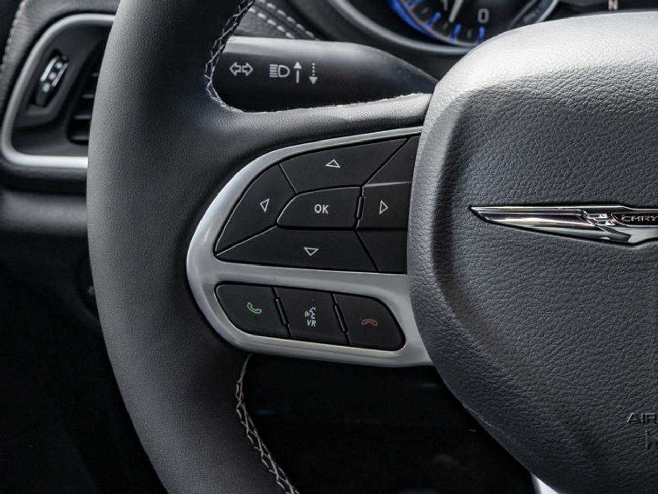 2025 Chrysler Pacifica Select Photo