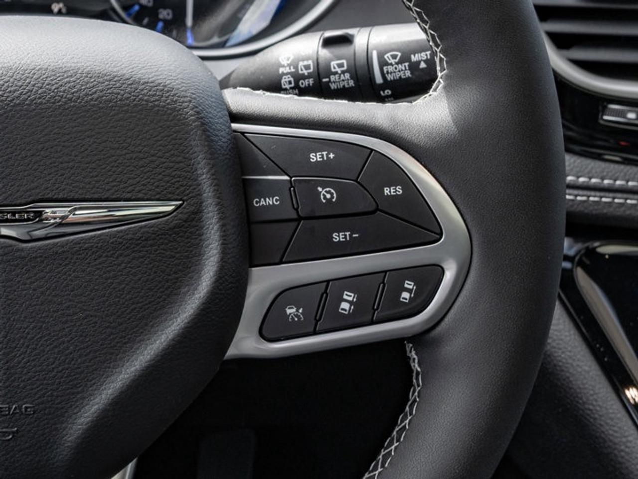 2025 Chrysler Pacifica Select Photo