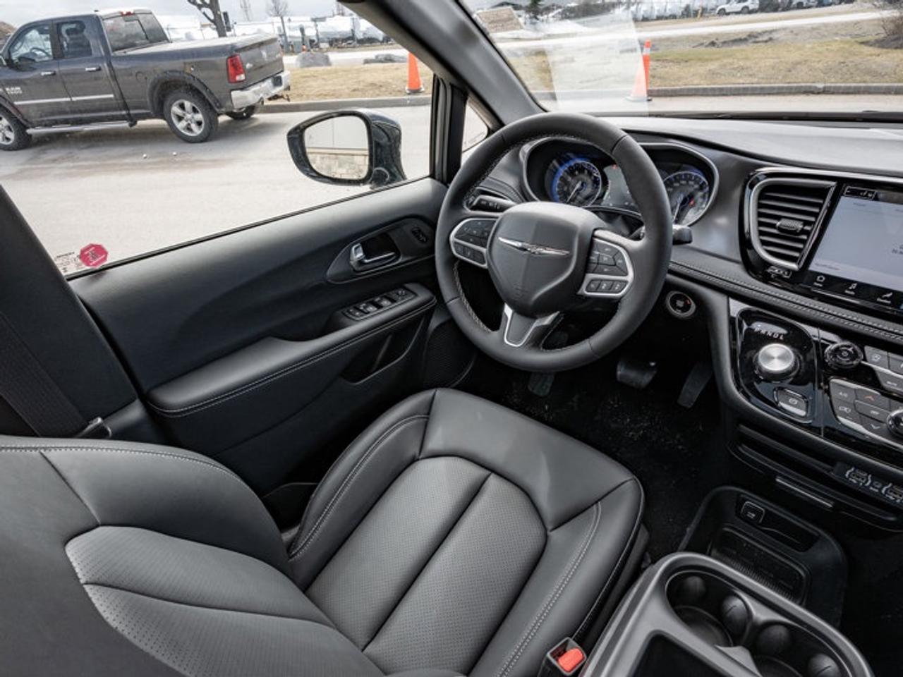2025 Chrysler Pacifica Select Photo