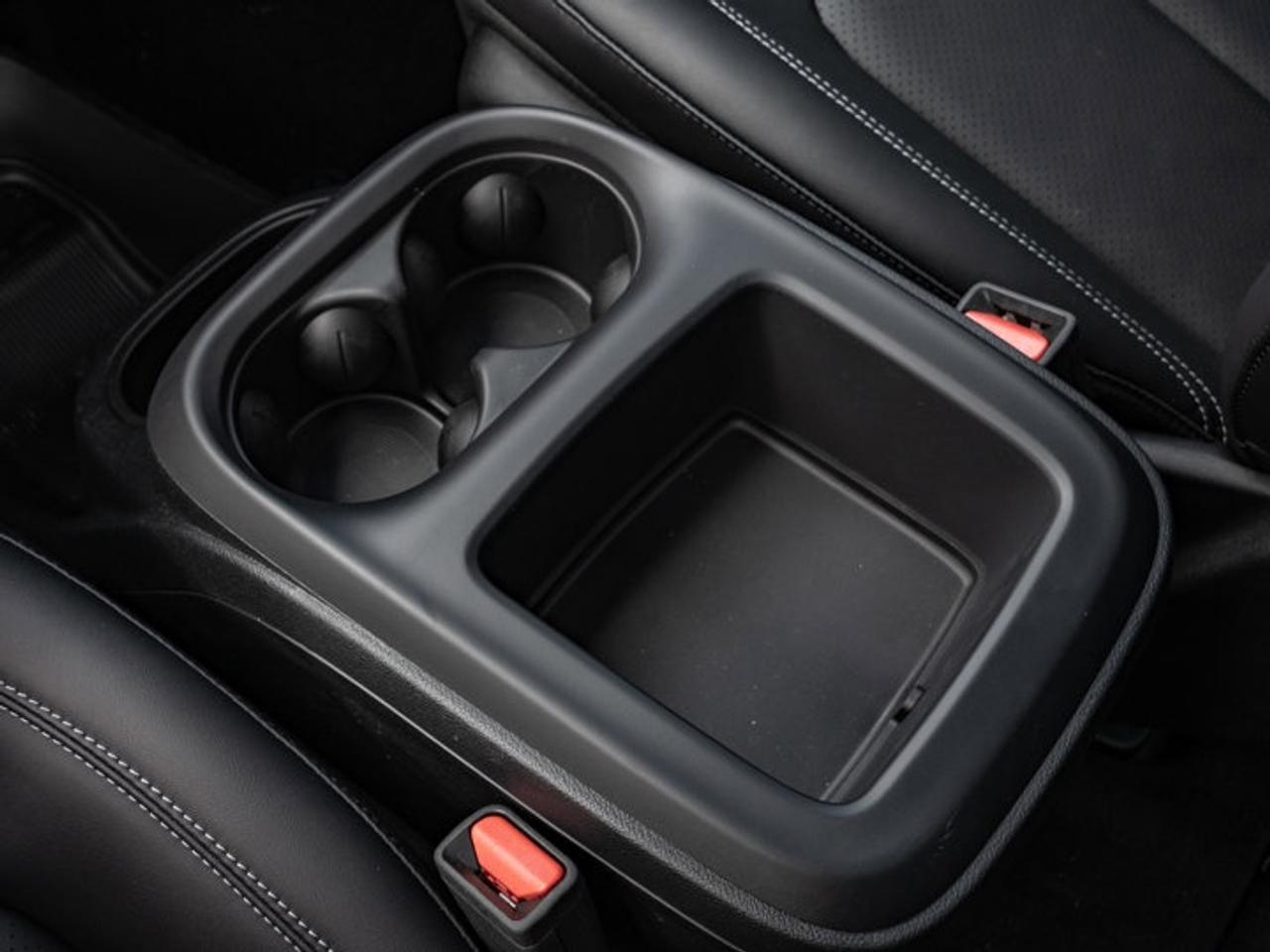 2025 Chrysler Pacifica Select Photo