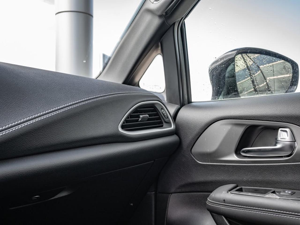 2025 Chrysler Pacifica Select Photo