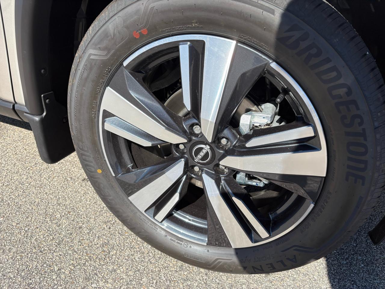 2025 Nissan Rogue SL Photo17